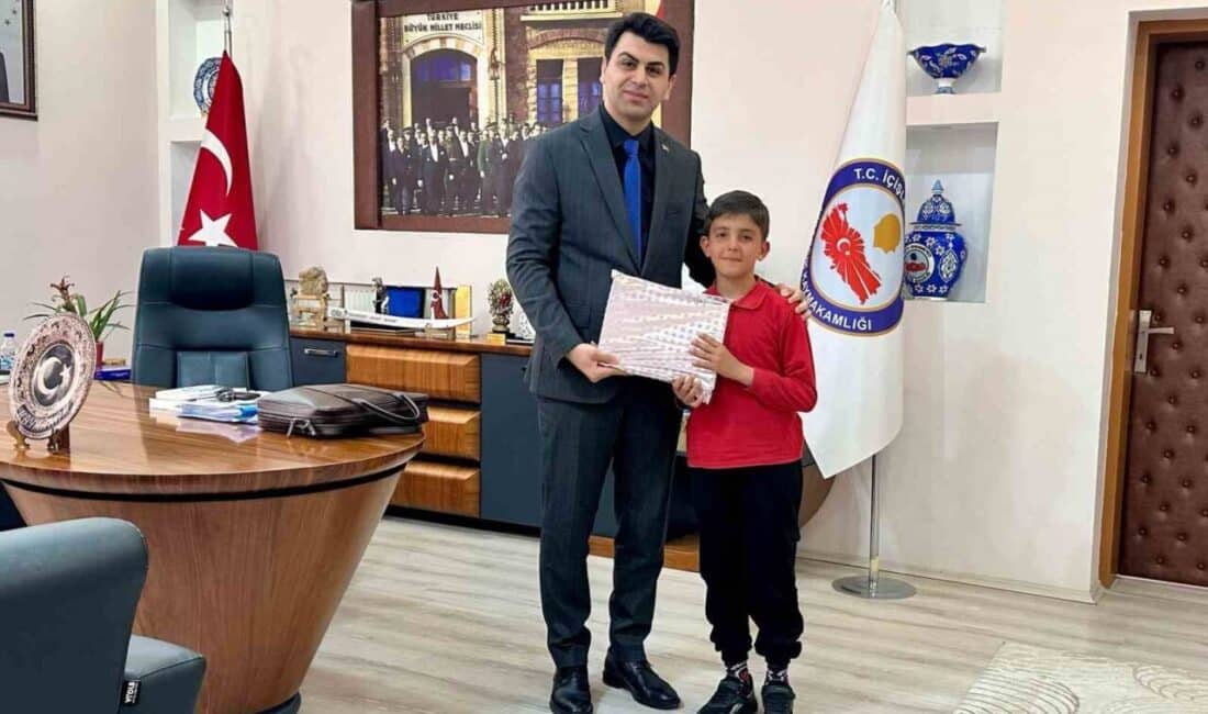 Kaymakam Bahar, “Sağlıklı Nesil Sağlıklı Gelecek” Yarışmasında Birinci Olan Öğrenciyi Ödüllendirdi Kütahya'nın Hisarcık ilçesinde Kaymakam Muhammet Samet Bahar, "Sağlıklı Nesil Sağlıklı