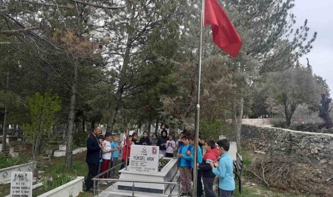 Atatürk İlkokulu Öğrencileri, Şehitler Haftası Kapsamında Yüksel Arık’ın Mezarı Başında Saygı Duruşunda Bulundu Kütahya'nın Hisarcık ilçesinde Atatürk İlkokulu öğrencileri, 14-20 Nisan Şehitler Haftası