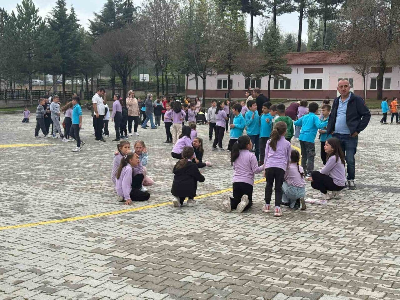 Kütahya'nın Simav ilçesinde sabah saatlerinde meydana gelen depremler sonrası Hisarcık'taki