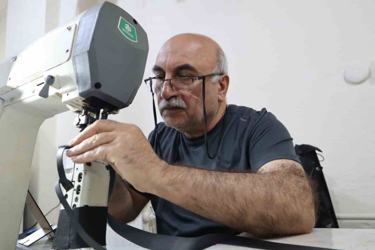 Deprem sonrası Çorum'a yerleşen 64 yaşındaki Kurtuluş Köroğlu, hobi olarak