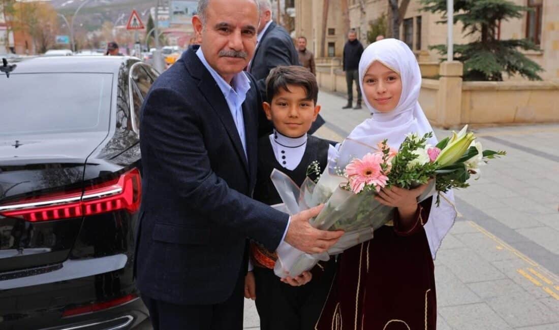 İçişleri Bakan Yardımcısı Mehmet Aktaş, Bayburt Valiliğini Ziyaret Etti İçişleri Bakan Yardımcısı Mehmet Aktaş, Bayburt'a yaptığı ziyarette Vali Mustafa