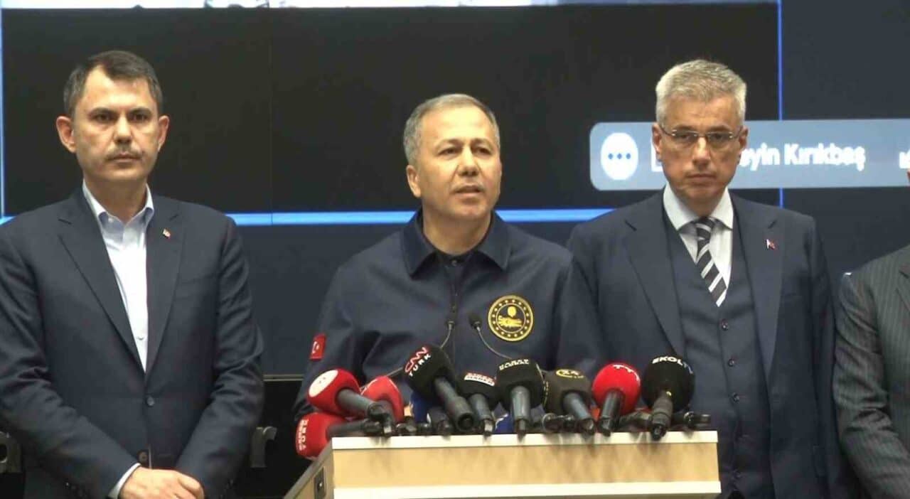 İçişleri Bakanı Ali Yerlikaya, İstanbul'da 6,2 büyüklüğünde meydana gelen depremin