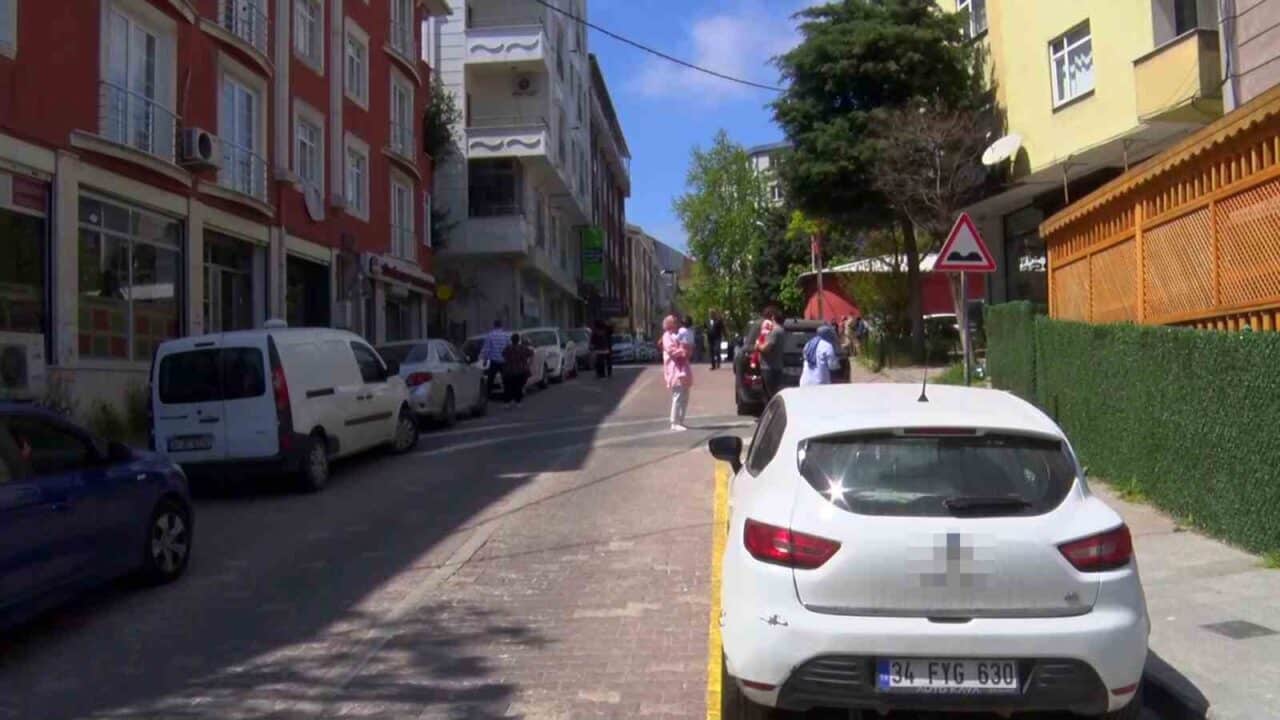 İstanbul'da 3,9 büyüklüğündeki depremin ardından İHA'nın canlı yayında 6,2'lik depremin