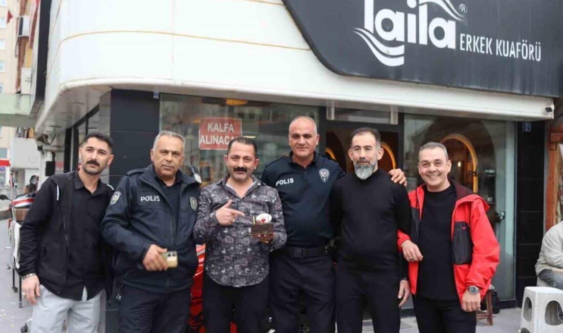 Kayseri’de Esnaftan Polisi Şaşkına Çeviren Kutlama İhbarı Kayseri'nin Kocasinan ilçesindeki esnaf, Polis Haftası nedeniyle sürpriz bir kutlama