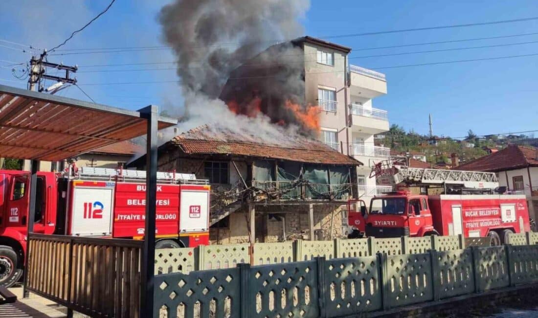Bucak’ta İki Katlı Evdeki Yangında 80 Yaşındaki Kadın Dumandan Etkilendi Burdur'un Bucak ilçesinde Meryem Şan'ın (80) evinde çıkan yangında kadın