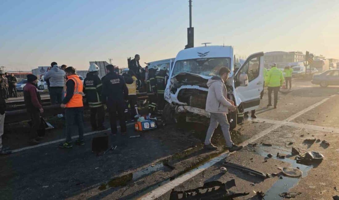 Çerkezköy’de İki Servis Minibüsünün Çarpışması Sonucu 18 İşçi Yaralandı Tekirdağ'ın Çerkezköy ilçesinde iki işçi servisinin çarpışması sonucu 18 işçi