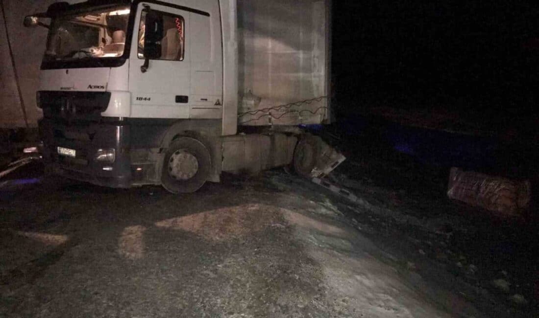 Ardahan’da Kar Yağışı Ve Buzlanma Nedeniyle Çok Sayıda Araç Mahsur Kaldı Ardahan'da akşam saatlerinde yağan kar, Ilgar Dağı Geçidi'nde buzlanmaya yol