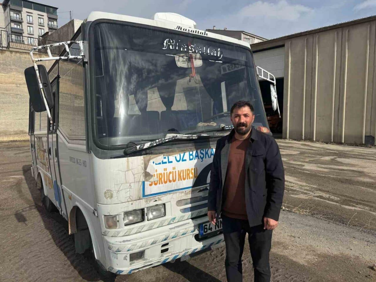 Van'ın Başkale ilçesinde Teoman Özçobanoğlu, artan masraflar nedeniyle satışa çıkardığı