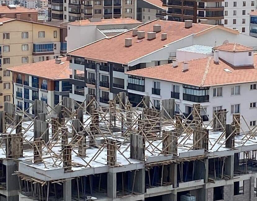 Ankara’da inşaatta asansör boşluğuna düşen 45 yaşındaki işçi ağır yaralandı. Ankara Mamak'taki inşaatta çalışan 45 yaşındaki N.B., asansör boşluğuna düşerek