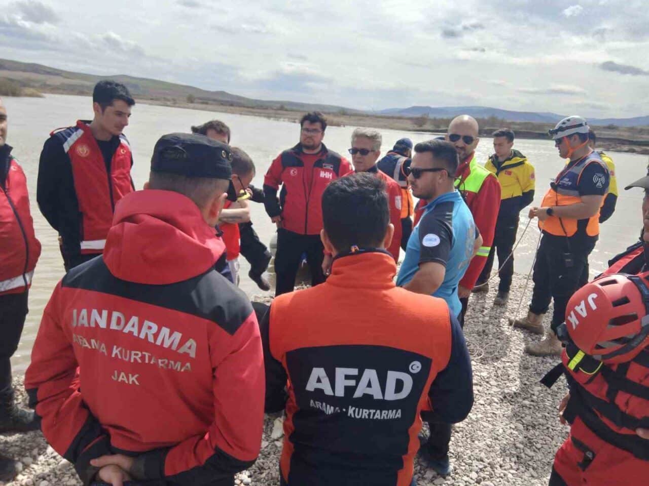Kayseri'nin Sarıoğlan ilçesinde iş makinesini temizlerken dengesini kaybedip Kızılırmak Nehri'ne