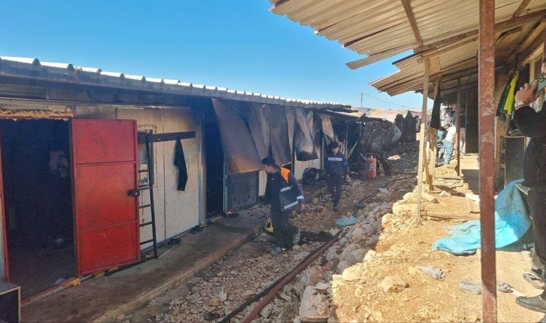 Kozan’da İşçilerin Kaldığı Konteynerde Yangın Çıktı, Facia Eşiğinden Dönüldü Adana'nın Kozan ilçesindeki Çanaklı Mahallesi'nde işçilerin kaldığı konteyner alanında elektrik