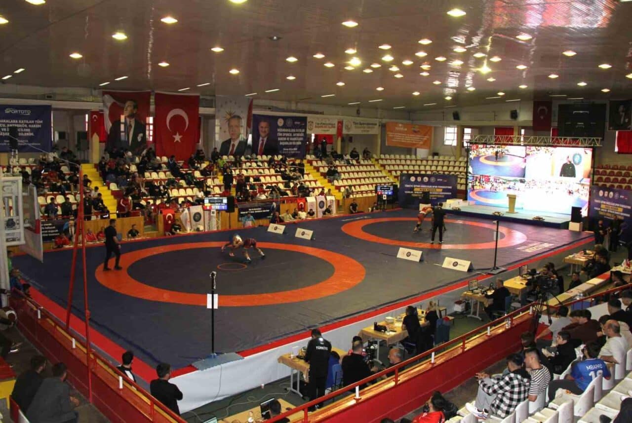 Sivas'ta, Rıza Keser adına düzenlenen İşitme Engelliler Güreş Türkiye Şampiyonası