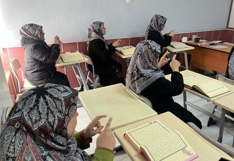 Kütahya'nın Tavşanlı ilçesindeki Yunus Emre Kur’an Kursu, görme ve işitme