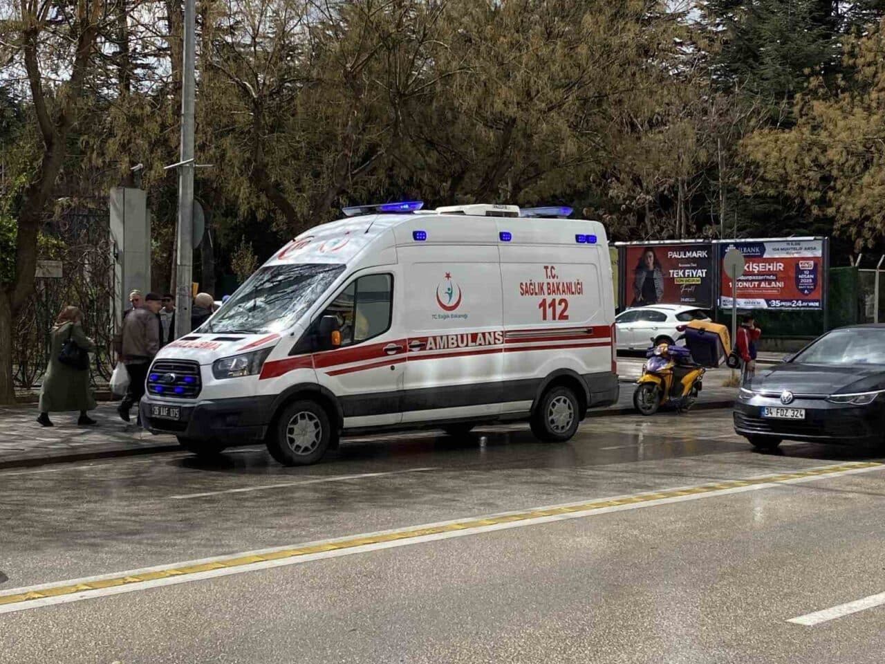 Eskişehir'de motosikletli kurye, yağmur nedeniyle kayganlaşan zemin sebebiyle düştü. Olay