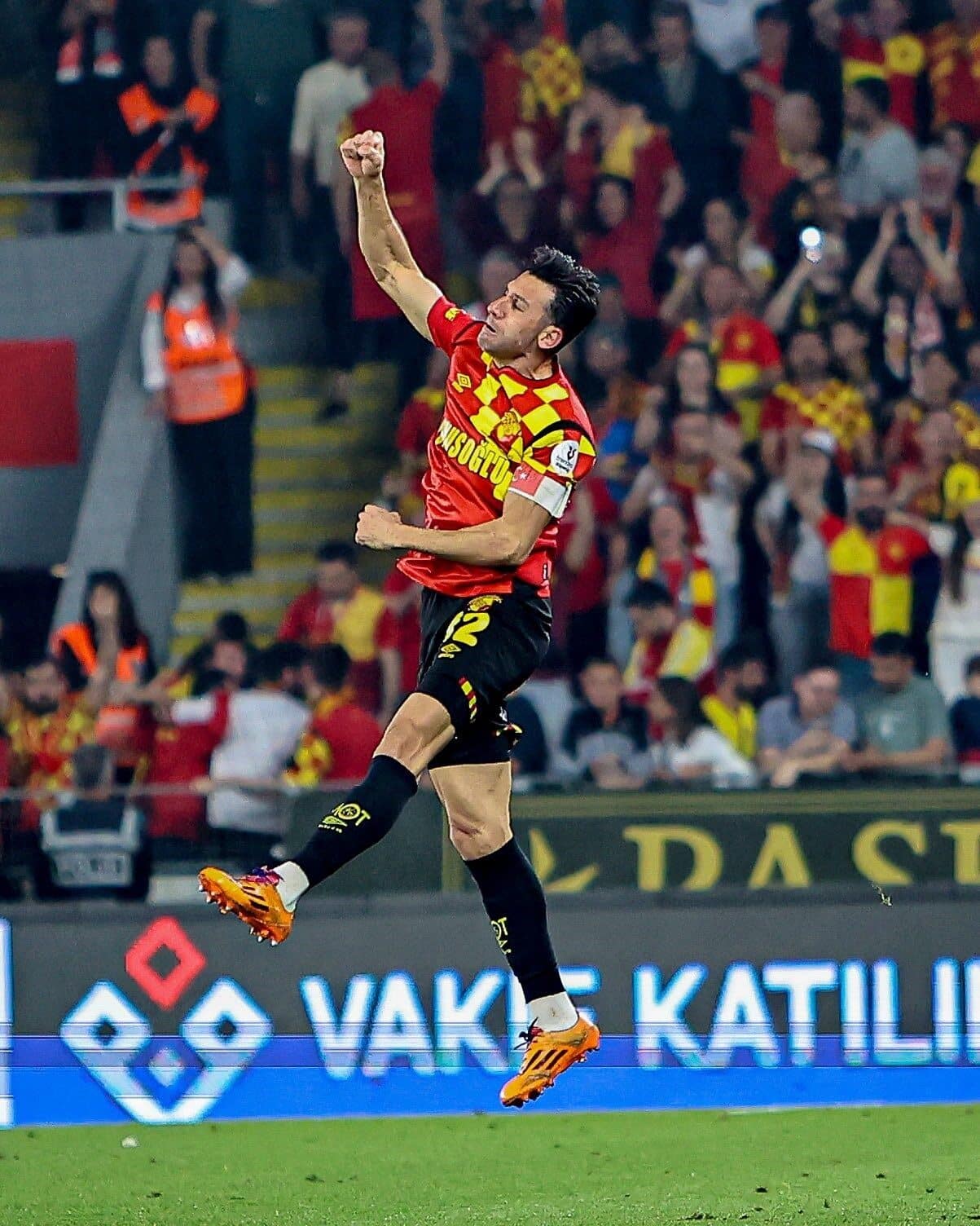 Göztepe'nin sol bek oyuncusu İsmail Köybaşı, Beşiktaş ile 1-1 berabere