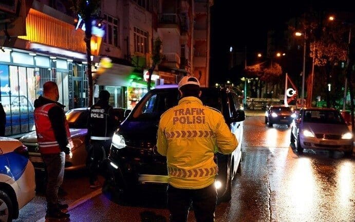 Isparta’da Trafik Denetiminde 3 Sürücüye Ceza Uygulandı Isparta'da akşam saatlerinde gerçekleştirilen asayiş ve trafik denetimlerinde, 192 kişi