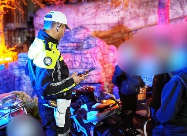 Isparta’da akşam saatlerinde yapılan denetimlerde 84 araç kontrolü yapıldı, 30 sürücüye ceza uygulandı. Isparta İl Emniyet Müdürlüğü, 16 Nisan akşamı 21.00-23.30 saatlerinde 20