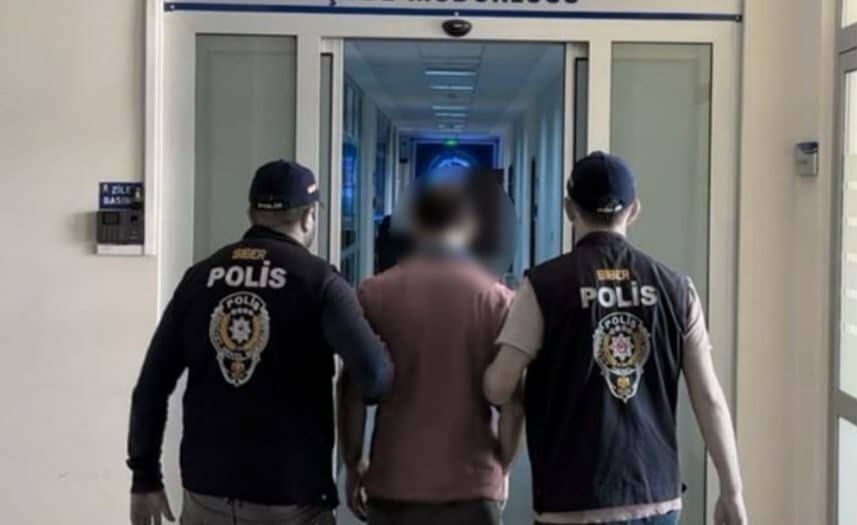 Isparta’da Sosyal Medya Üzerinden Dolandırıcılık Yapan Kişi Üniversite Öğrencileriyle Kaldığı Evde Yakalandı Isparta'da, sosyal medyada "fal bakma" vaadiyle dolandırıcılık yapan Mahmut Yılmaz,