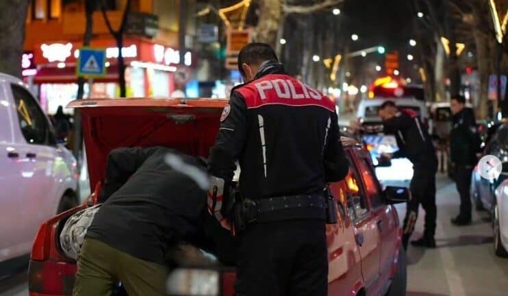 Isparta’da Emniyet Ekiplerinin 24 Saatlik Denetimlerinde Binlerce Kişi ve Araç Kontrol Edildi Isparta Emniyet Müdürlüğü, son 24 saatte 8.796 kişiyi sorguladı ve
