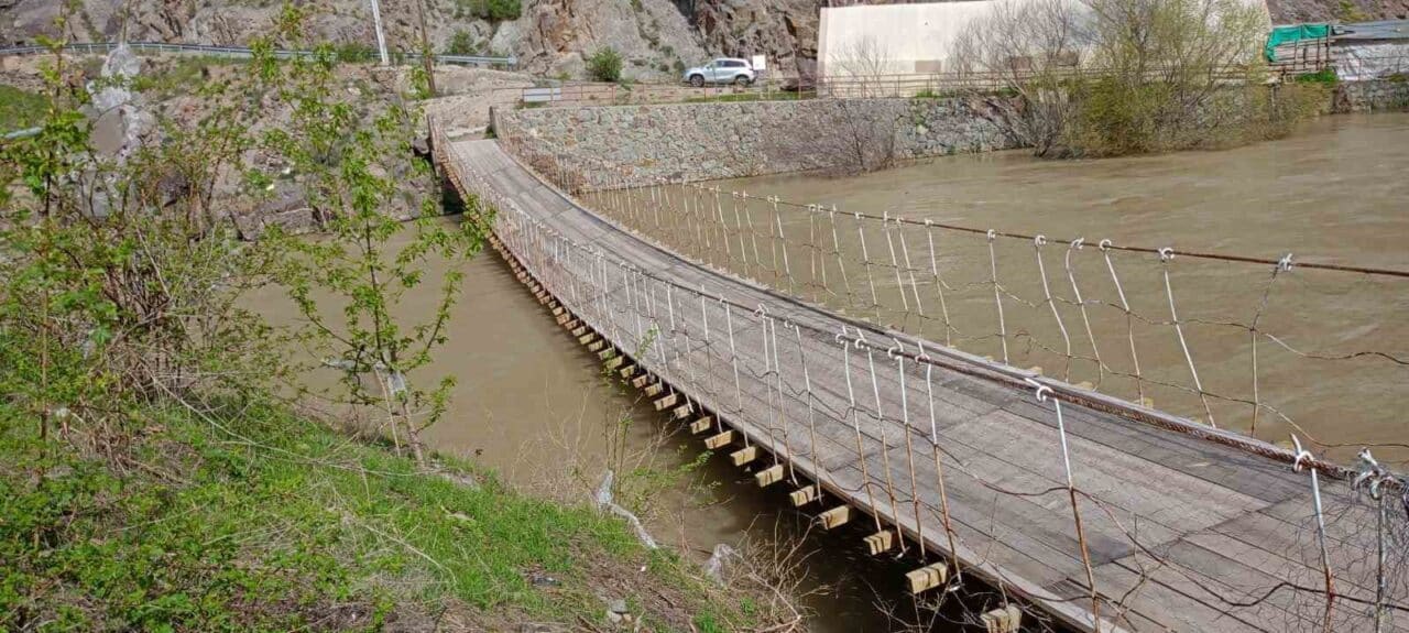 Erzurum'un İspir ilçesindeki tarihi asma köprünün kopan halatları, İkisor Mahallesi