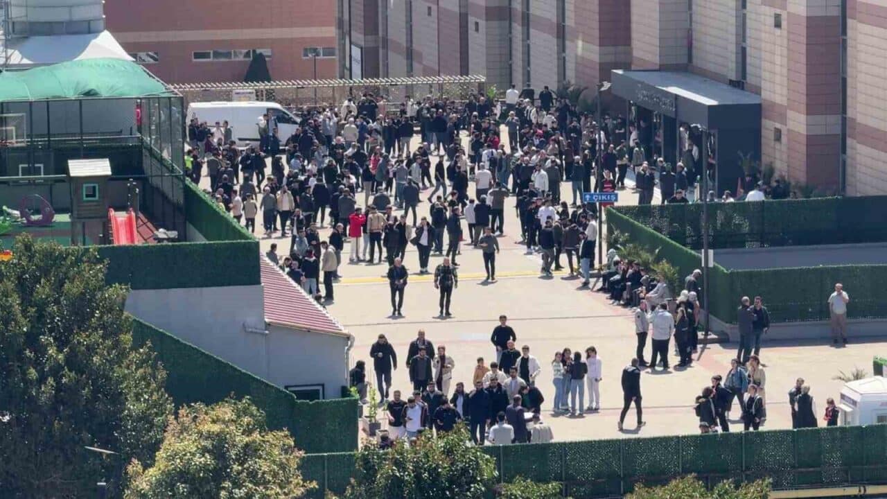 Silivri açıklarında 6.2 büyüklüğünde bir deprem, 12.49'da meydana geldi. Panik