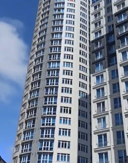 İstanbul’da 6,2 Büyüklüğündeki Depremde Esenyurt’taki Rezidans’ın Sallandığı Anlar Görüntülendi İstanbul'da meydana gelen 6,2 büyüklüğündeki deprem, Esenyurt'taki bir çok katlı