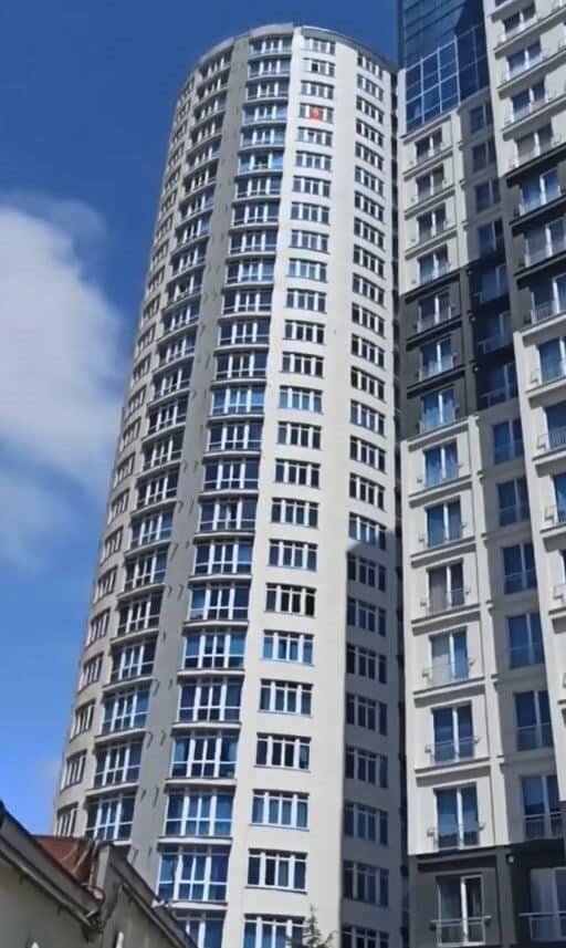 İstanbul'da meydana gelen 6,2 büyüklüğündeki deprem, Esenyurt'taki bir çok katlı