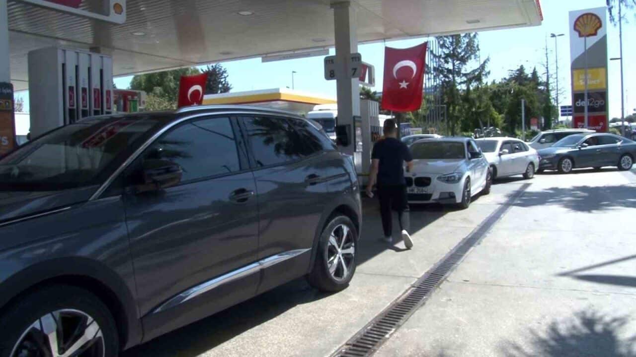 İstanbul’un Silivri açıklarında 6.2 büyüklüğünde deprem paniği, vatandaşları akaryakıt istasyonlarına