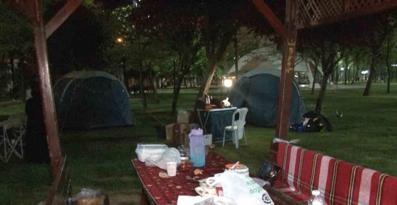 İstanbul'daki 6,2'lik depremin ardından Beylikdüzü Belediyesi, korku nedeniyle evlerine giremeyenler