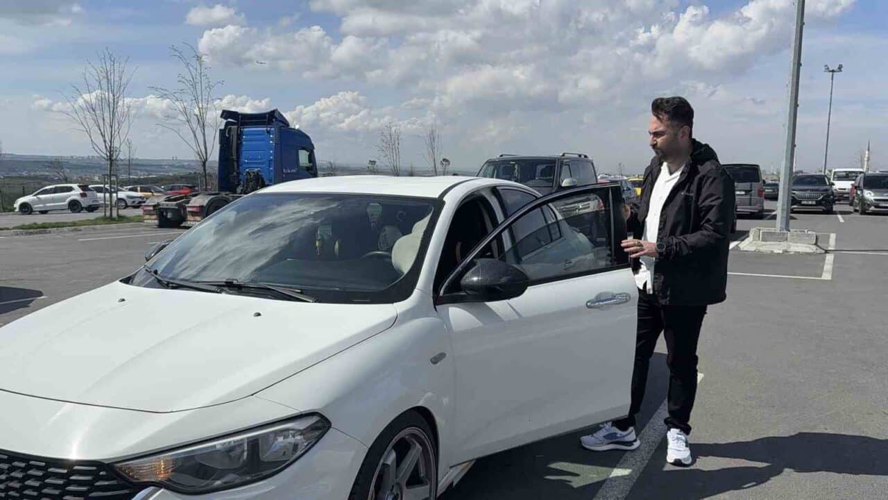 İstanbul Arnavutköy’de, taksi sürücüsü İlhan Çakmak’a ait park halindeki araca