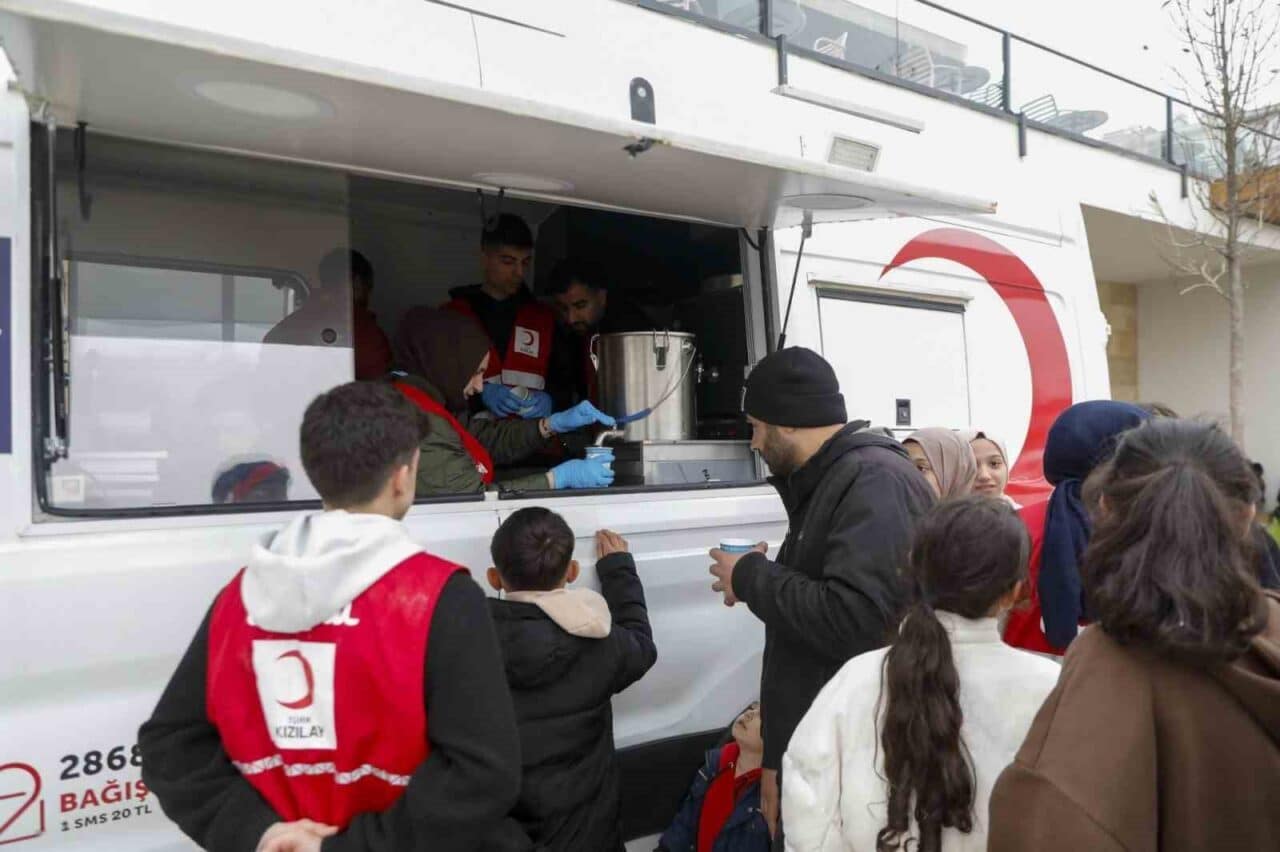 İstanbul'da meydana gelen deprem sonrası Kızılay, evlerine girmek istemeyen vatandaşlara