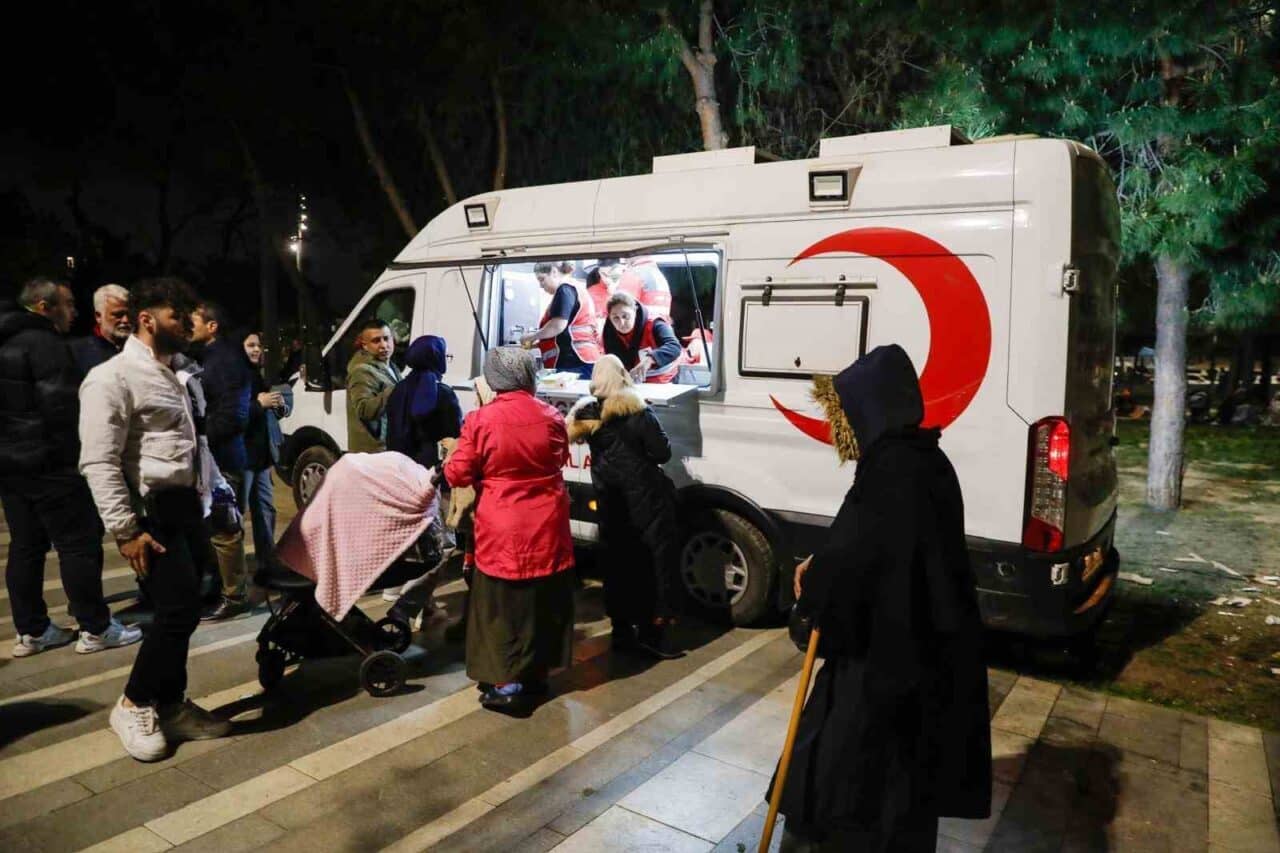 Türk Kızılay, İstanbul'da meydana gelen 6,2’lik deprem sonrası 1,4 milyon