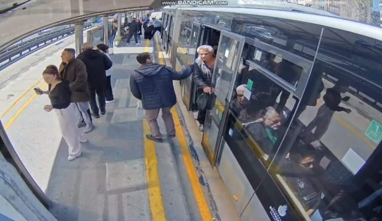 İstanbul’da meydana gelen 6,2 büyüklüğündeki deprem sırasında metrobüste bulunan vatandaşlar