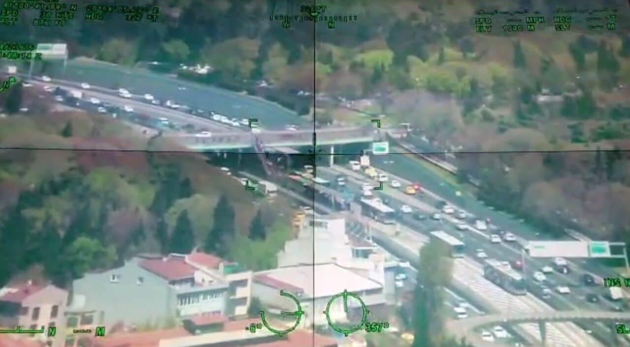 İstanbul'da meydana gelen 6,2 büyüklüğündeki deprem sonrası polis helikopteri kenti