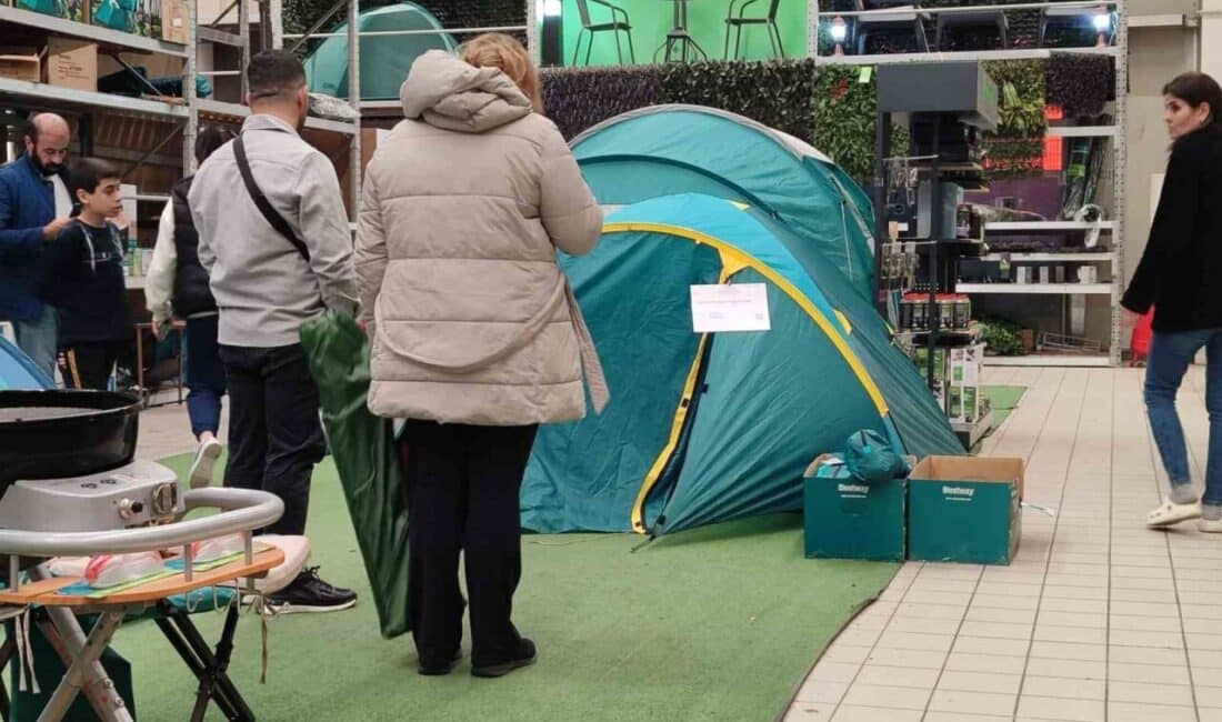 İstanbul’daki deprem sonrası dışarıda kalmayı tercih edenler çadır satış noktalarına akın etti. İstanbul'un Silivri açıklarındaki 6.2 büyüklüğündeki deprem sonrası, panik yaşayan vatandaşlar