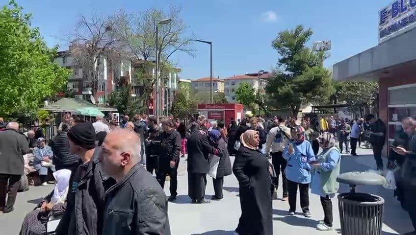 İstanbul’da 6.2 Büyüklüğünde Deprem Sonrası Hastanelerde Panik Ortaya Çıktı İstanbul'da 6.2 büyüklüğündeki deprem, saat 12.49'da meydana geldi. Deprem sonrası