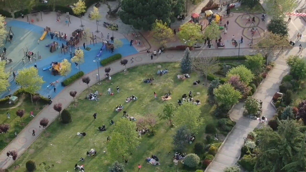 İstanbul'da Silivri merkezli 6.2 büyüklüğündeki deprem panik yaratarak vatandaşları parklara