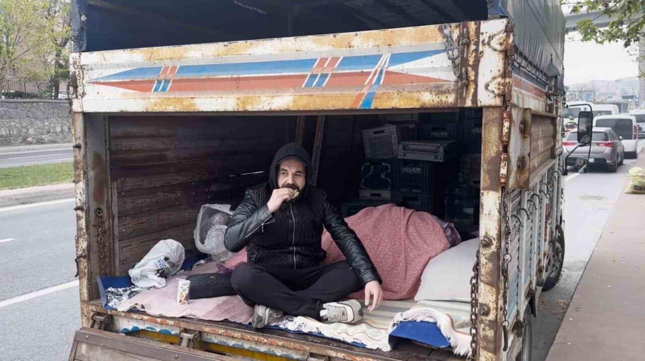 İstanbul'da 6,2 büyüklüğündeki depremin ardından birçok vatandaş parklara sığınırken, Mehmet