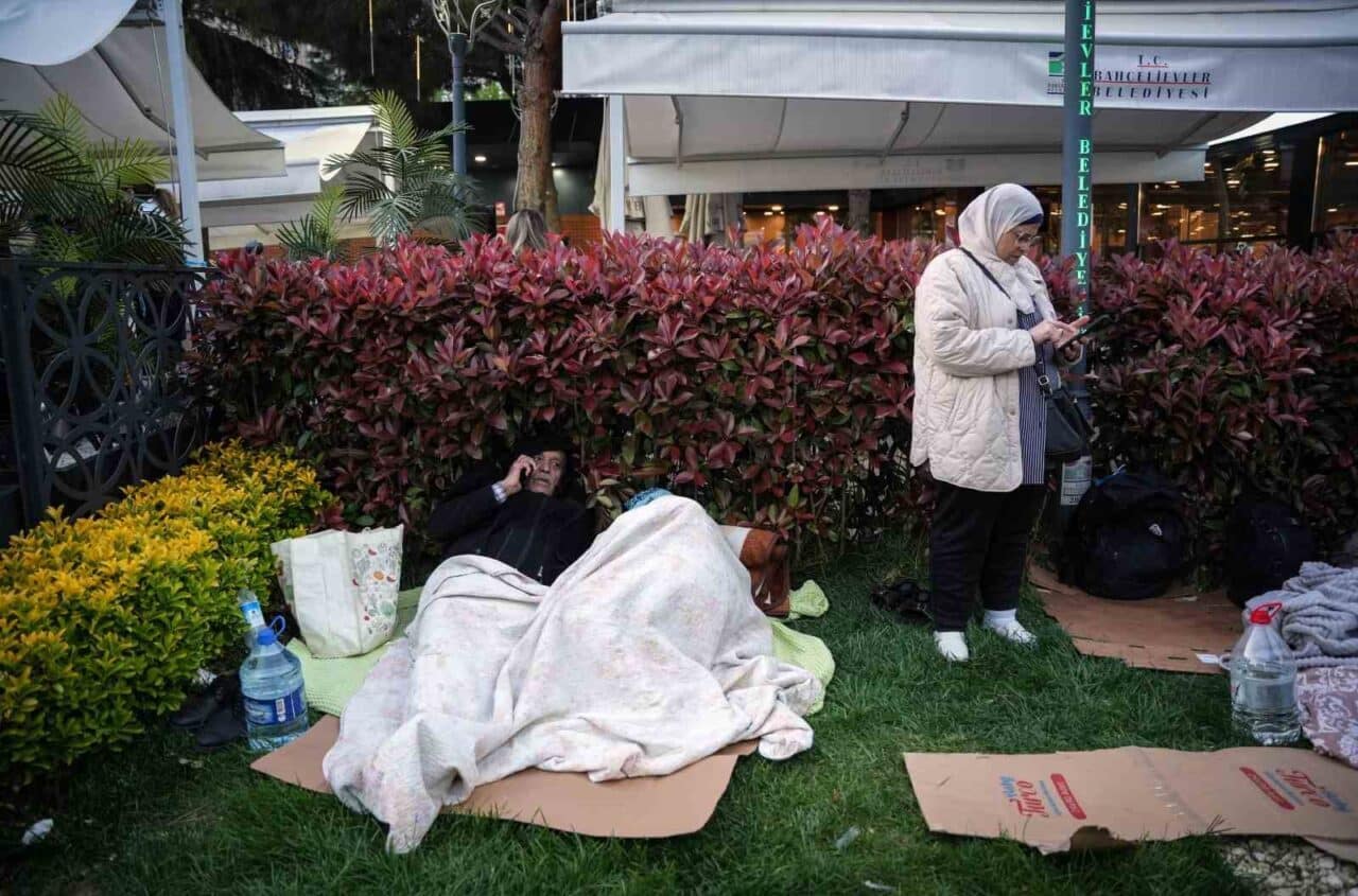 İstanbul'da meydana gelen 6.2 büyüklüğündeki deprem sonrası birçok vatandaş geceyi