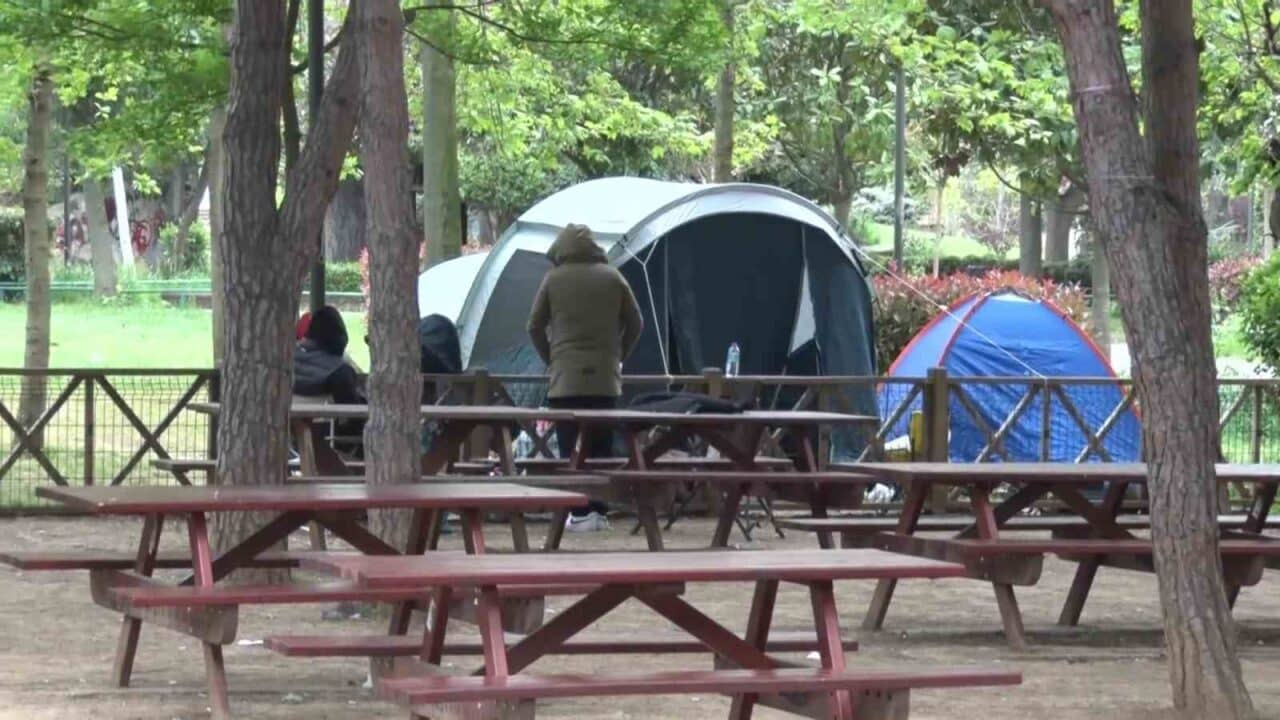İstanbul'da 6.2 büyüklüğündeki deprem sonrası vatandaşlar, parklara kurdukları çadırlarda geceyi