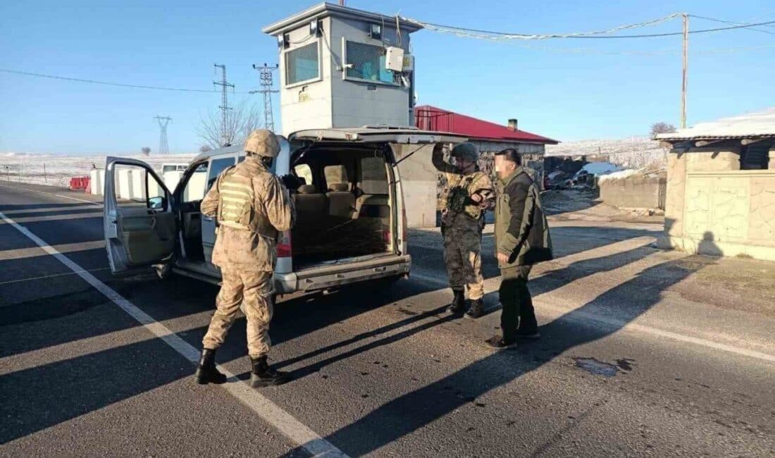 Erzurum’da Jandarma, Yurda Kaçak Giren 20 Düzensiz Göçmeni Yakaladı Erzurum'da jandarma, düzensiz göçmenler ile mücadele kapsamında, kaçak olarak ülkeye