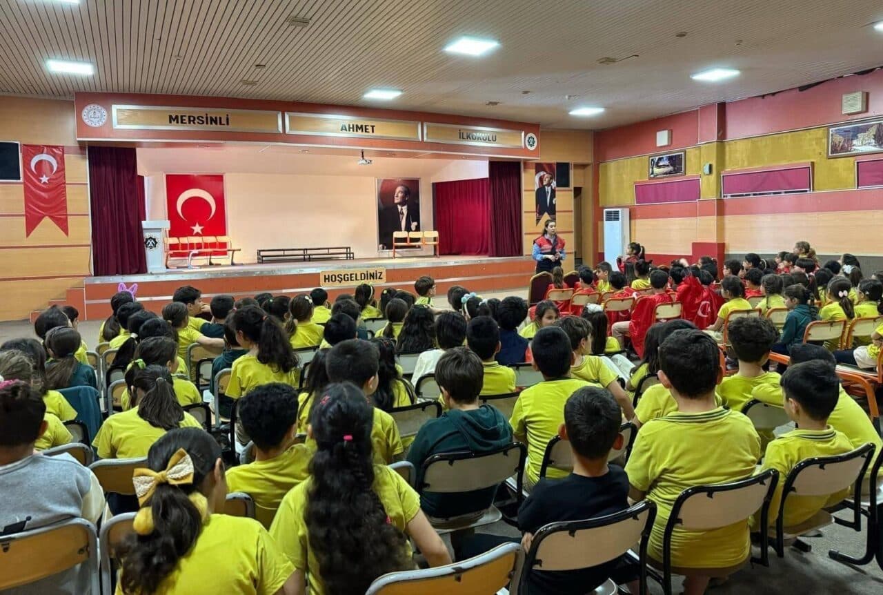 Mersin'de jandarma ekipleri, öğrencilere siber güvenlik konularında farkındalık kazandırmak için