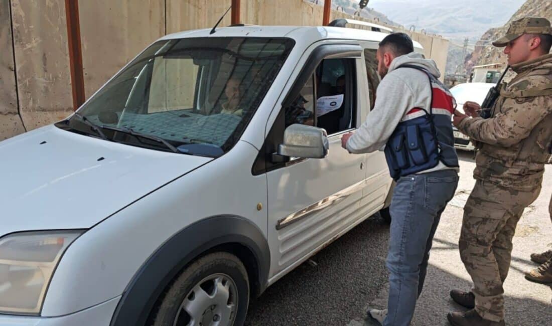 Hakkari Jandarması, Bayramda Sürücülere Güvenli İnternet Kullanımı Konusunda Bilgilendirme Yaptı Hakkari İl Jandarma Komutanlığı, Ramazan Bayramı'nda yola çıkan sürücülere ikramda