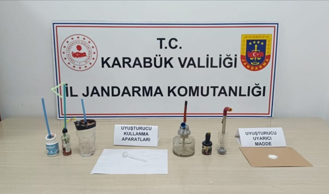 Karabük’te Jandarma Ekiplerinden Uyuşturucu Operasyonu: Bir Şahıs Gözaltında! Karabük'te Jandarma ekipleri, düzenledikleri operasyonda bir şahsın ikametinde 1,24 gram
