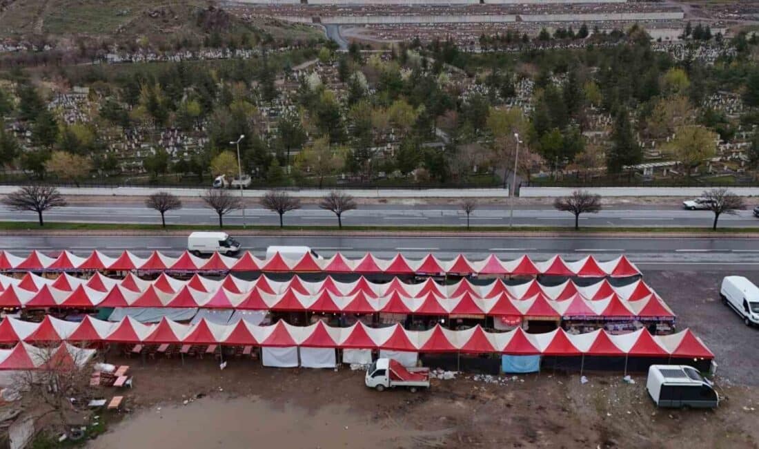 Kayseri'de Mezarlığın karşısında açılan Hatay-Gaziantep Gastronomi Yemek Şenliği, esnaflar arasında
