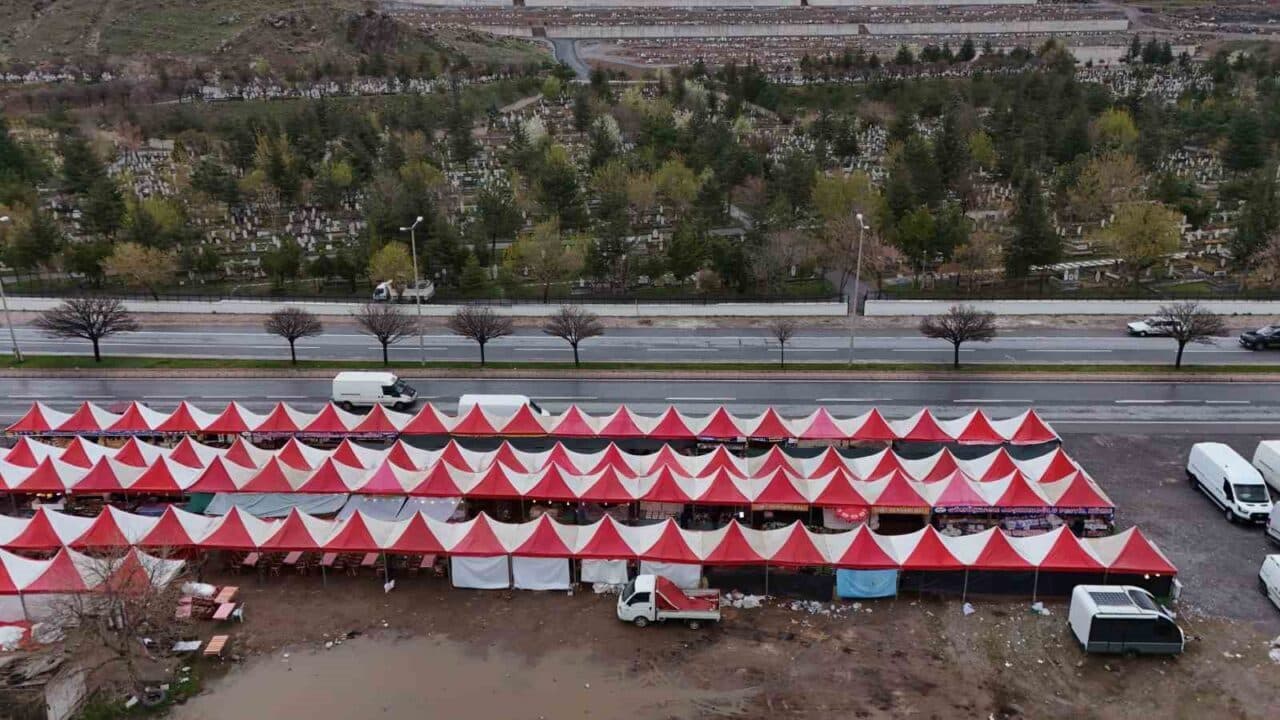 Kayseri'de Mezarlığın karşısında açılan Hatay-Gaziantep Gastronomi Yemek Şenliği, esnaflar arasında