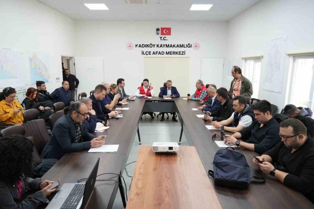 Marmara Denizi'nde 6,2 büyüklüğündeki deprem sonrası Kadıköylüler, evlerine dönmek istemeyerek