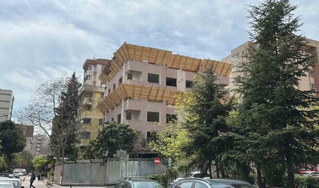 Kadıköy’de Kentsel Dönüşüm Kapsamında Yıkılan Binadan Düşen Kepçe Operatörü Ağır Yaralandı Kadıköy 19 Mayıs Mahallesi'nde, kentsel dönüşüm sürecindeki bir binanın 5'inci