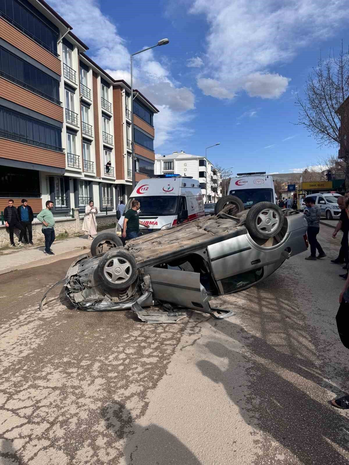 Kahramanmaraş'ta Pınarbaşı Caddesi'nde meydana gelen trafik kazasında, direksiyon hakimiyetini kaybeden