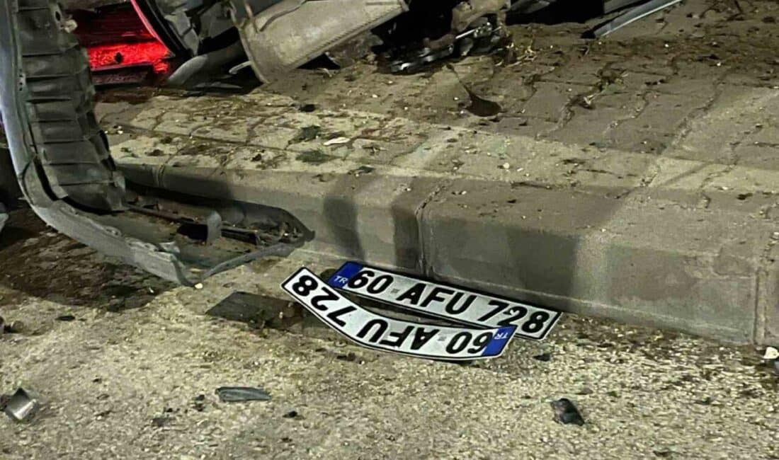 Çerkezköy’de Otomobil Kaldırıma Çarparak Yan Yattı, İki Yaralı Hastaneye Sevk Edildi Tekirdağ’ın Çerkezköy ilçesinde meydana gelen kazada, 60 AFU 728 plakalı